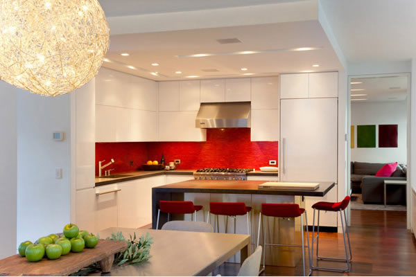 Không gian bếp đẹp với sự kết hợp đỏ và trắng