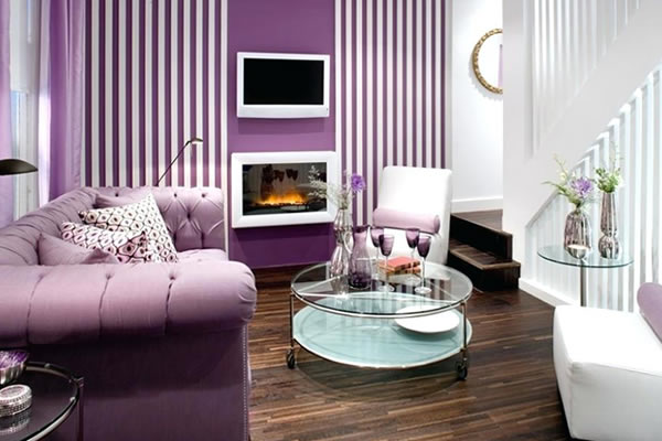 Không gian phòng khách màu tím hiện đại