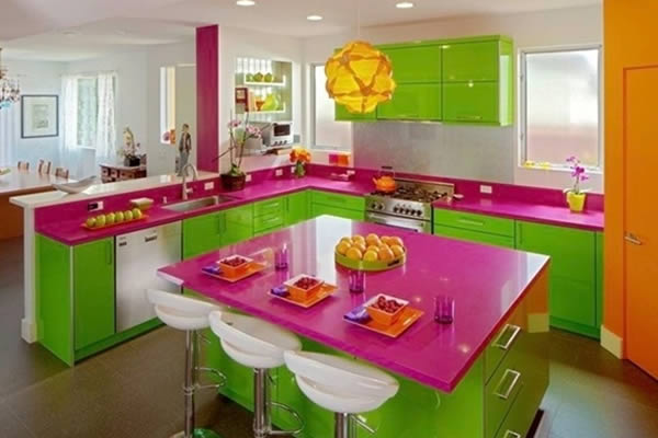 Không gian bếp màu sắc rực rỡ ấn tượng