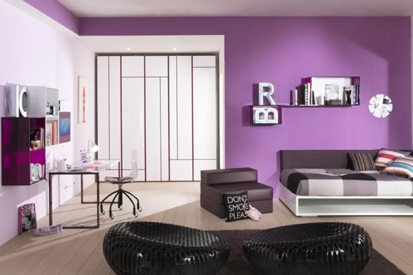 Không gian nhà nổi bật với mảng tường màu tím