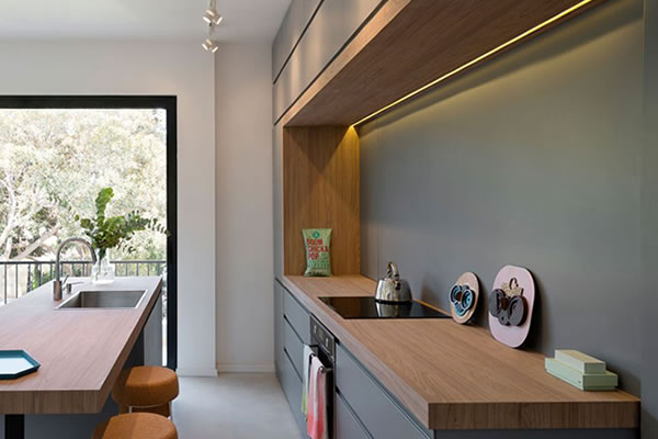 Phòng bếp thanh lịch với nội thất gỗ nâu kết hợp với tường xám