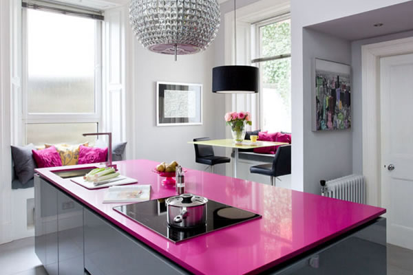 Không gian bếp độc đáo với hai tông màu hồng và đen