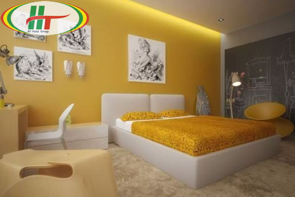 Phòng ngủ với thiết kế nội thất độc đáo nổi bật bức tường màu vàng