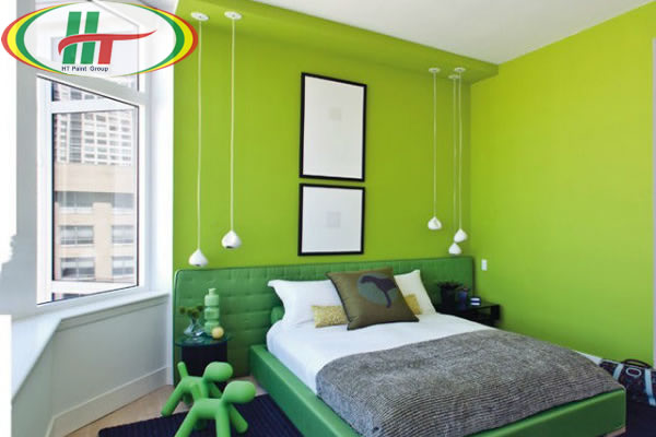 Phòng ngủ với bức tường sơn màu xanh lá cây